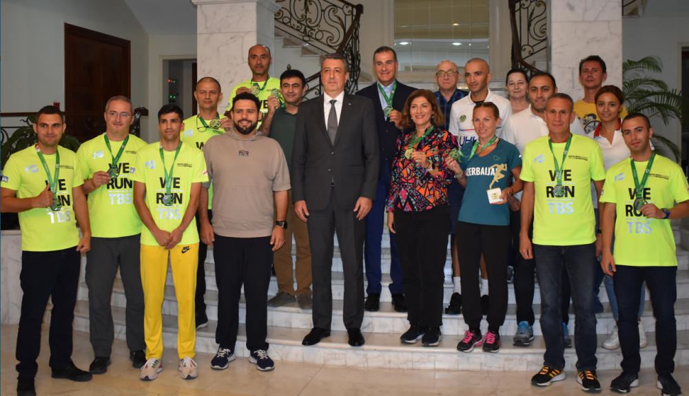 Azərbaycanın Gürcüstandakı səfiri Tbilisidə keçirilən marafonda iştirak edən azərbaycanlı atletlərlə görüşüb