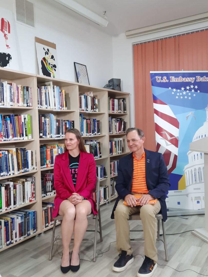 Baku American Center hosts meeting with prominent US athletes (PHOTO)