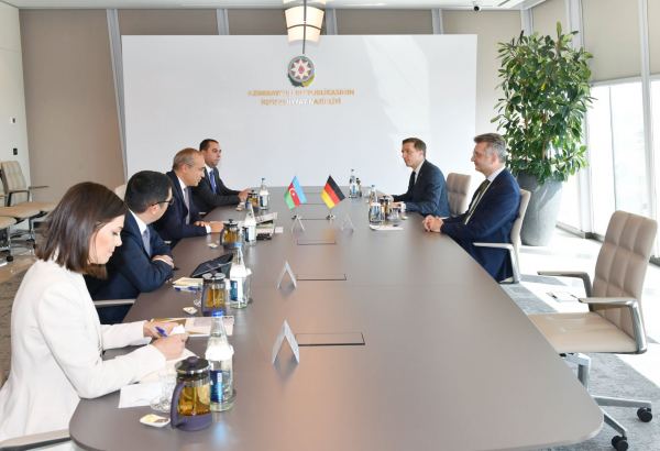 Azerbaijani minister, German ambassador discuss trade & economic co-op (PHOTO)