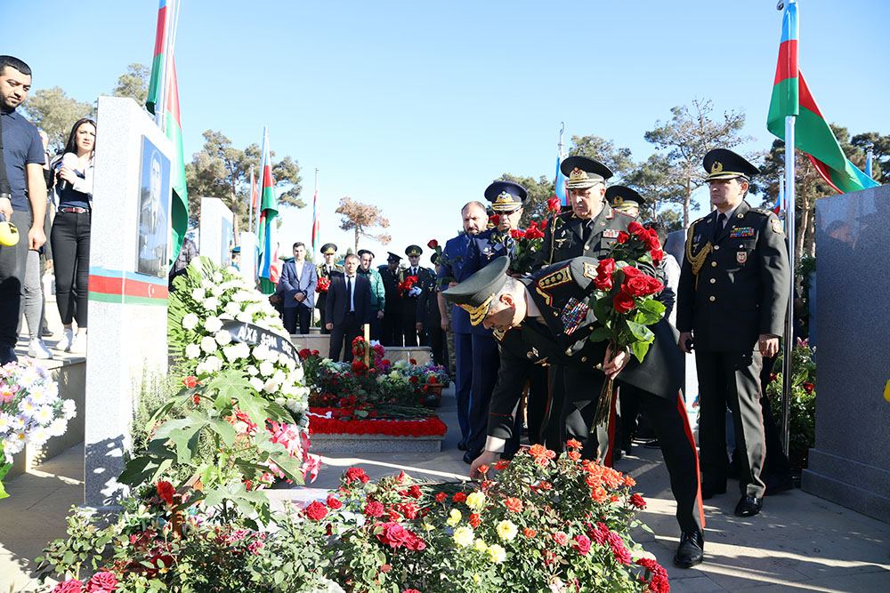 Azerbaijani MoD's leadership visits Alley of Honor, Second Alley of Martyrs (PHOTO/VIDEO)