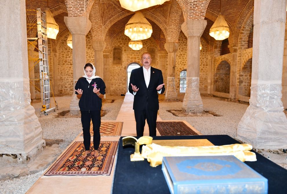 President Ilham Aliyev and First Lady Mehriban Aliyeva visit Yukhari Govhar Aga Mosque in Shusha, pray for the souls of martyrs here (PHOTO)