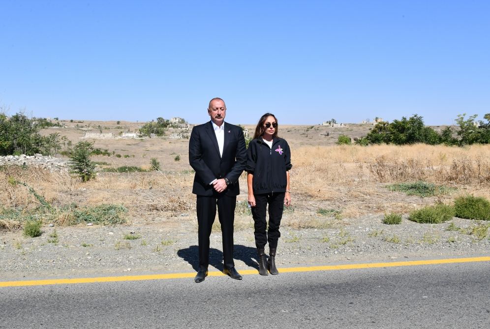 President Ilham Aliyev, First Lady Mehriban Aliyeva commemorate Patriotic War martyrs by observing moment of silence (PHOTO)