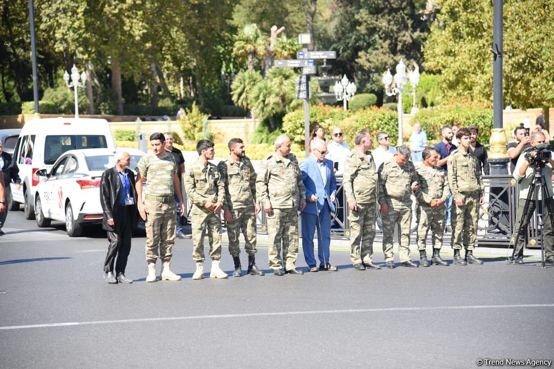 Azerbaijani people honor memories of heroic martyrs (PHOTO)