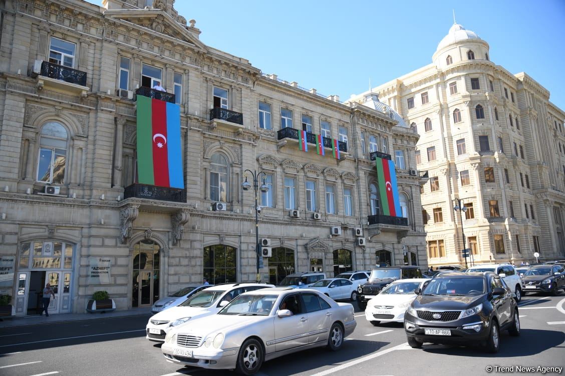 Vətən Müharibəsi şəhidlərinin xatirəsi bütün ölkə ərazisində bir dəqiqəlik sükutla yad edilib (FOTO/VİDEO)