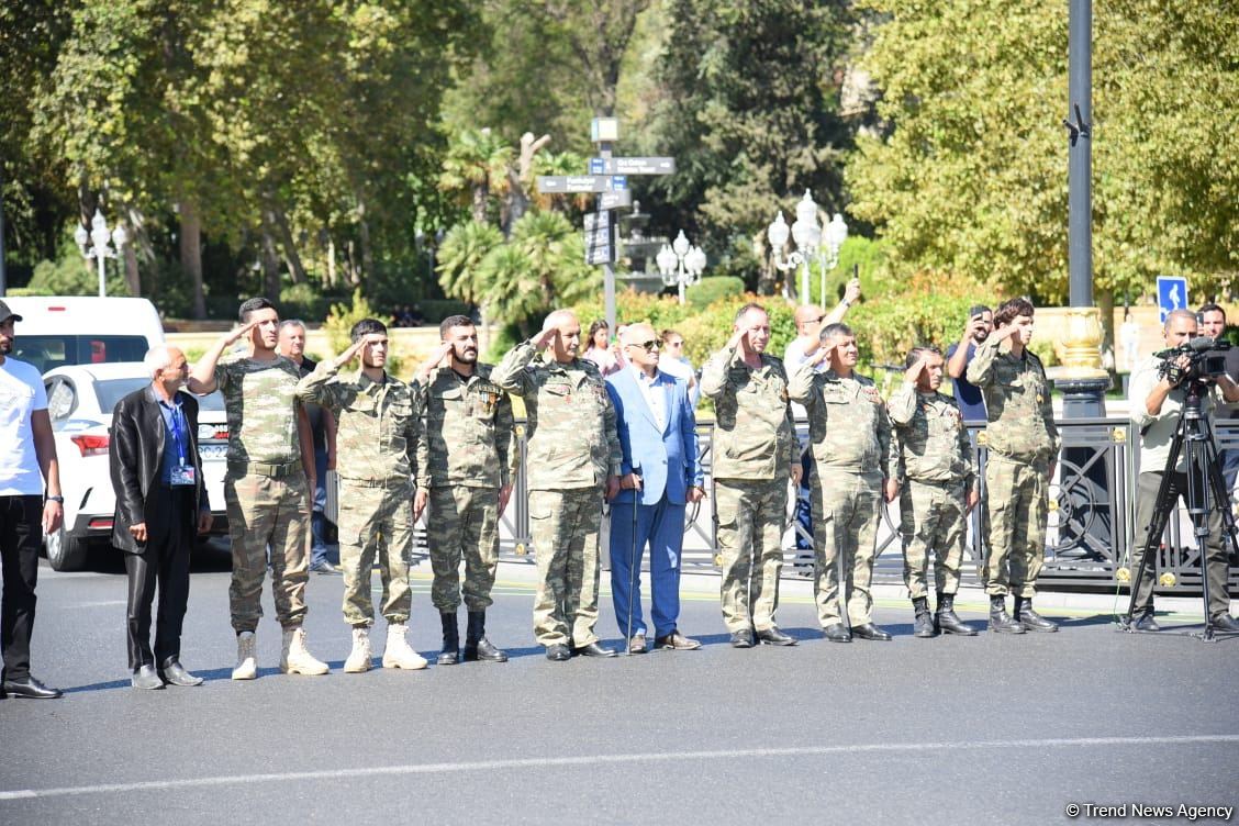 Vətən Müharibəsi şəhidlərinin xatirəsi bütün ölkə ərazisində bir dəqiqəlik sükutla yad edilib (FOTO/VİDEO)