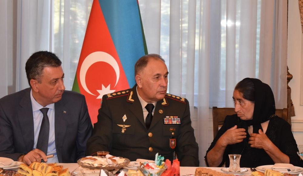 Начальник Генштаба ВС Азербайджана встретился с семьями шехидов в Тбилиси (ФОТО)