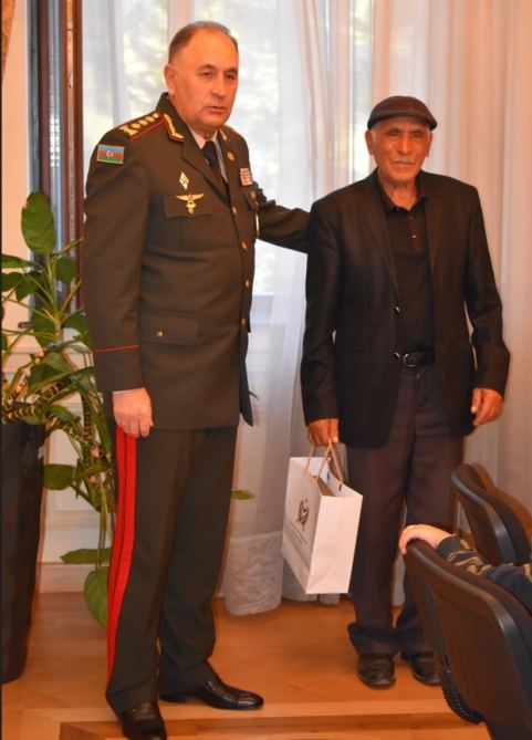 Начальник Генштаба ВС Азербайджана встретился с семьями шехидов в Тбилиси (ФОТО)