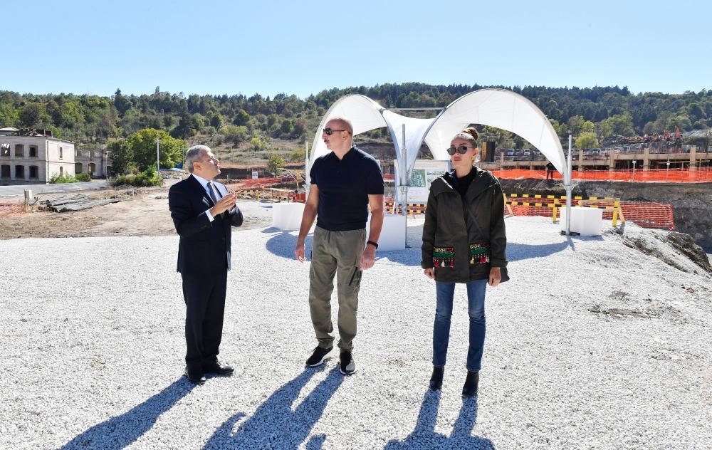 President Ilham Aliyev and First Lady Mehriban Aliyeva view construction progress at new residential complex in Shusha (PHOTO/VİDEO)