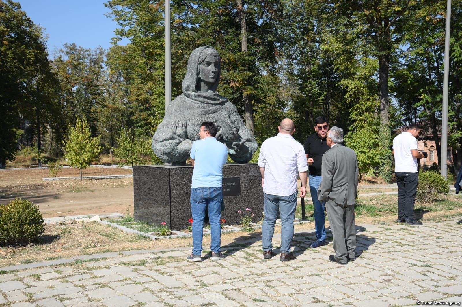Участники I Форума мозговых центров Азербайджана совершили прогулку по историческому центру города Шуша (ФОТО)