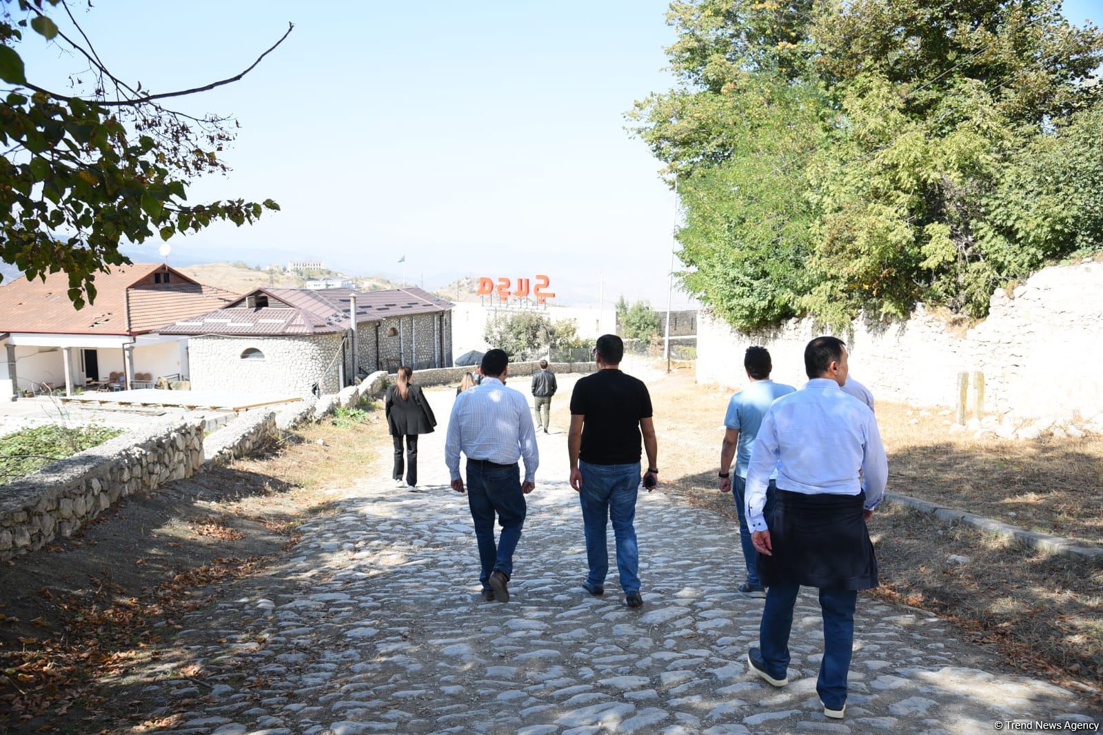 Участники I Форума мозговых центров Азербайджана совершили прогулку по историческому центру города Шуша (ФОТО)