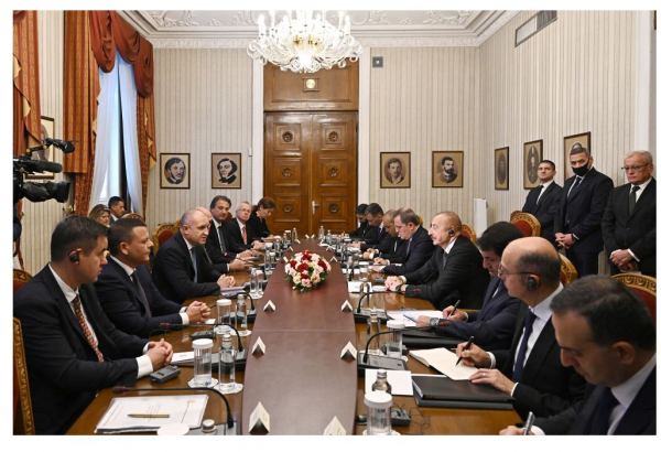 В Софии состоялась встреча Президента Ильхама Алиева с Президентом Руменом Радевым в расширенном составе (ВИДЕО)