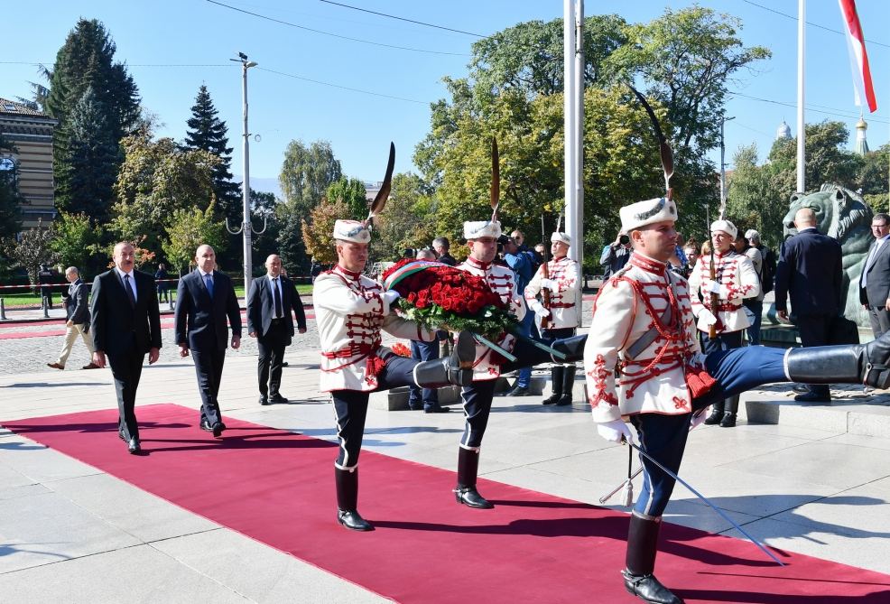 President Ilham Aliyev visits tomb of Unknown Soldier in Sofia  (PHOTO/VIDEO)