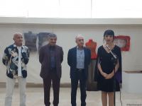 Необычные работы азербайджанской художницы: синтез моды, войлока и линогравюры  (ФОТО)