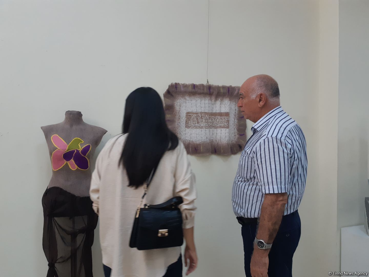 Необычные работы азербайджанской художницы: синтез моды, войлока и линогравюры  (ФОТО)