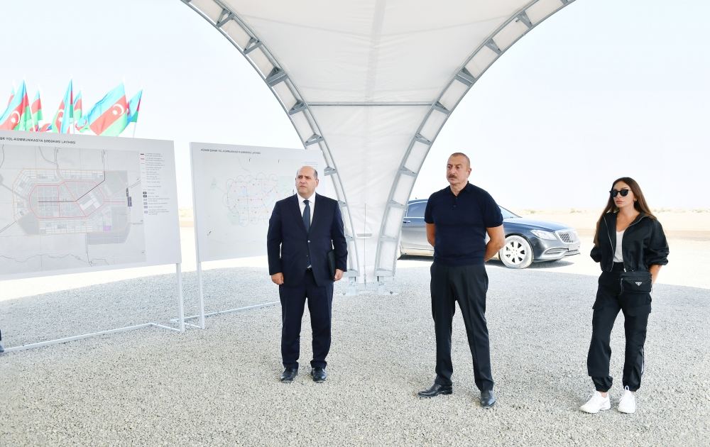 Президент Ильхам Алиев и Первая леди Мехрибан Алиева приняли участие в церемонии закладки фундамента сети внутренних дорог и коммуникаций города Агдам (ВИДЕО)
