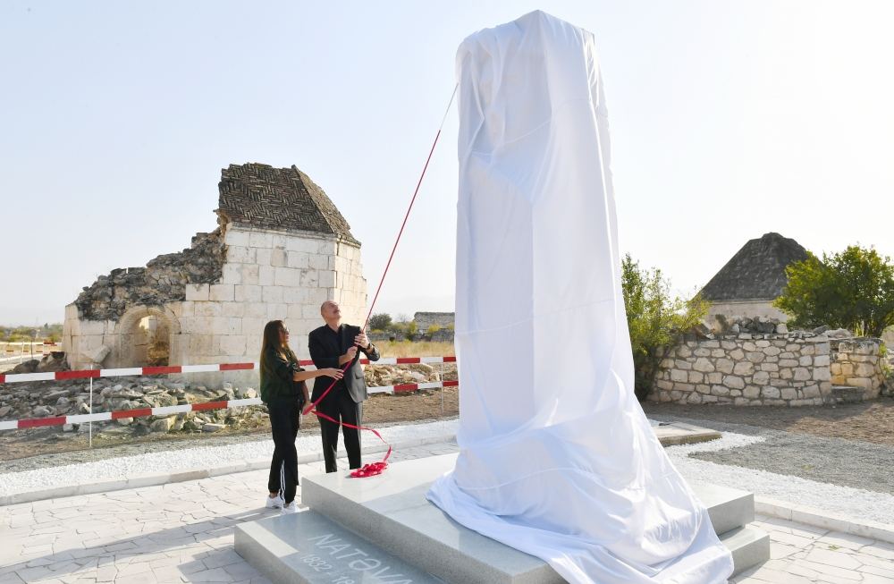 Президент Ильхам Алиев и Первая леди Мехрибан Алиева ознакомились с предстоящими работами в комплексе Имарет, участвовали в открытии памятника Хуршидбану Натаван в Агдаме (ФОТО/ВИДЕО)