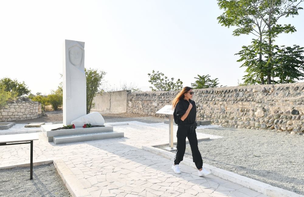 Президент Ильхам Алиев и Первая леди Мехрибан Алиева ознакомились с предстоящими работами в комплексе Имарет, участвовали в открытии памятника Хуршидбану Натаван в Агдаме (ФОТО)
