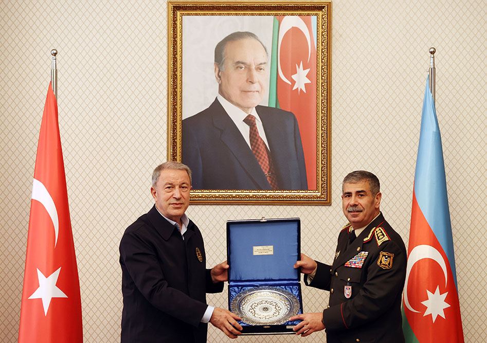 Министр обороны Азербайджана провел встречу с министром национальной обороны Турции (ФОТО)