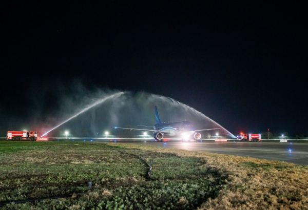 Первый рейс AZAL приземлился в Самарканде (ФОТО)