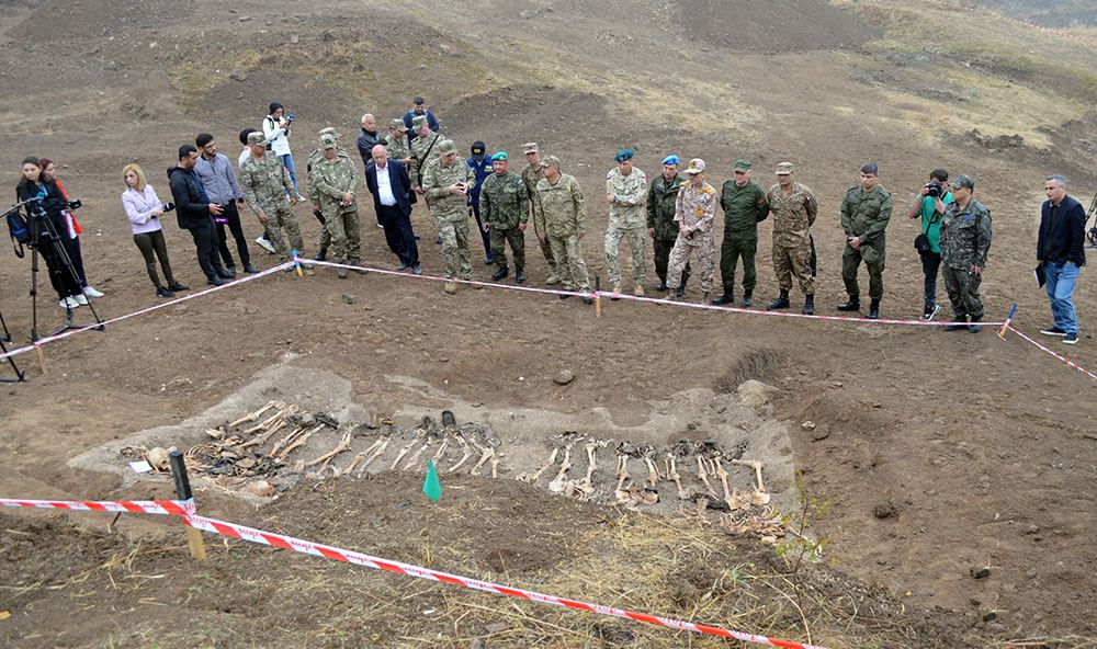 Foreign military attachés accredited to Azerbaijan visit mass grave site in Khojavand (PHOTO)