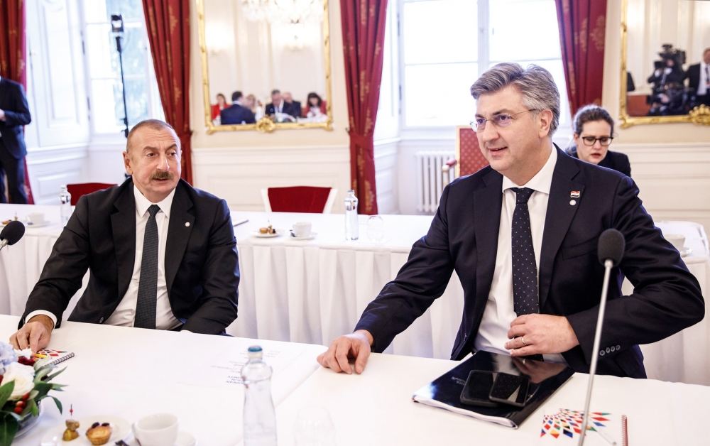President Ilham Aliyev took part in roundtable discussions on “Peace and Security on European continent” in Prague (PHOTO/VIDEO)