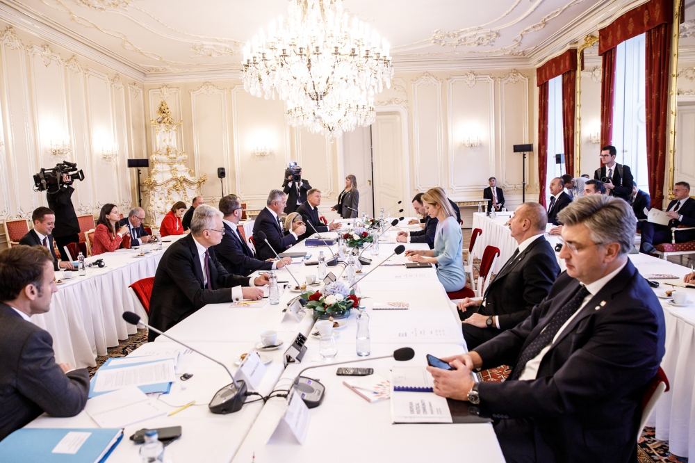 President Ilham Aliyev took part in roundtable discussions on “Peace and Security on European continent” in Prague (PHOTO/VIDEO)