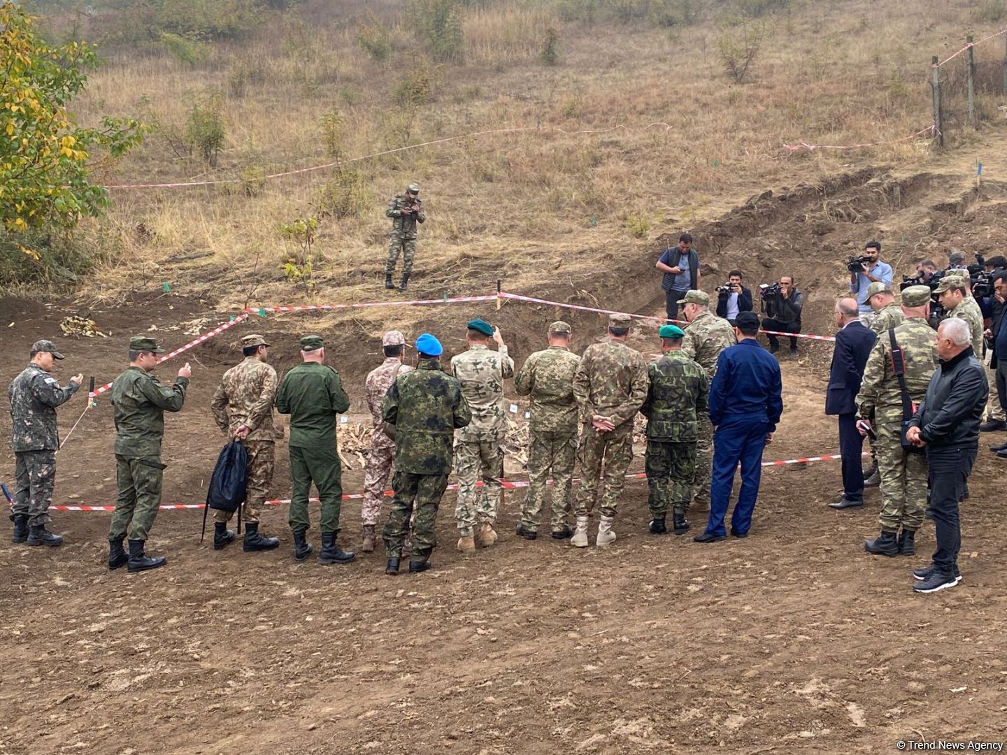 Военные атташе в Азербайджане осмотрели массовое захоронение, обнаруженное в селе Эдилли (ФОТО)