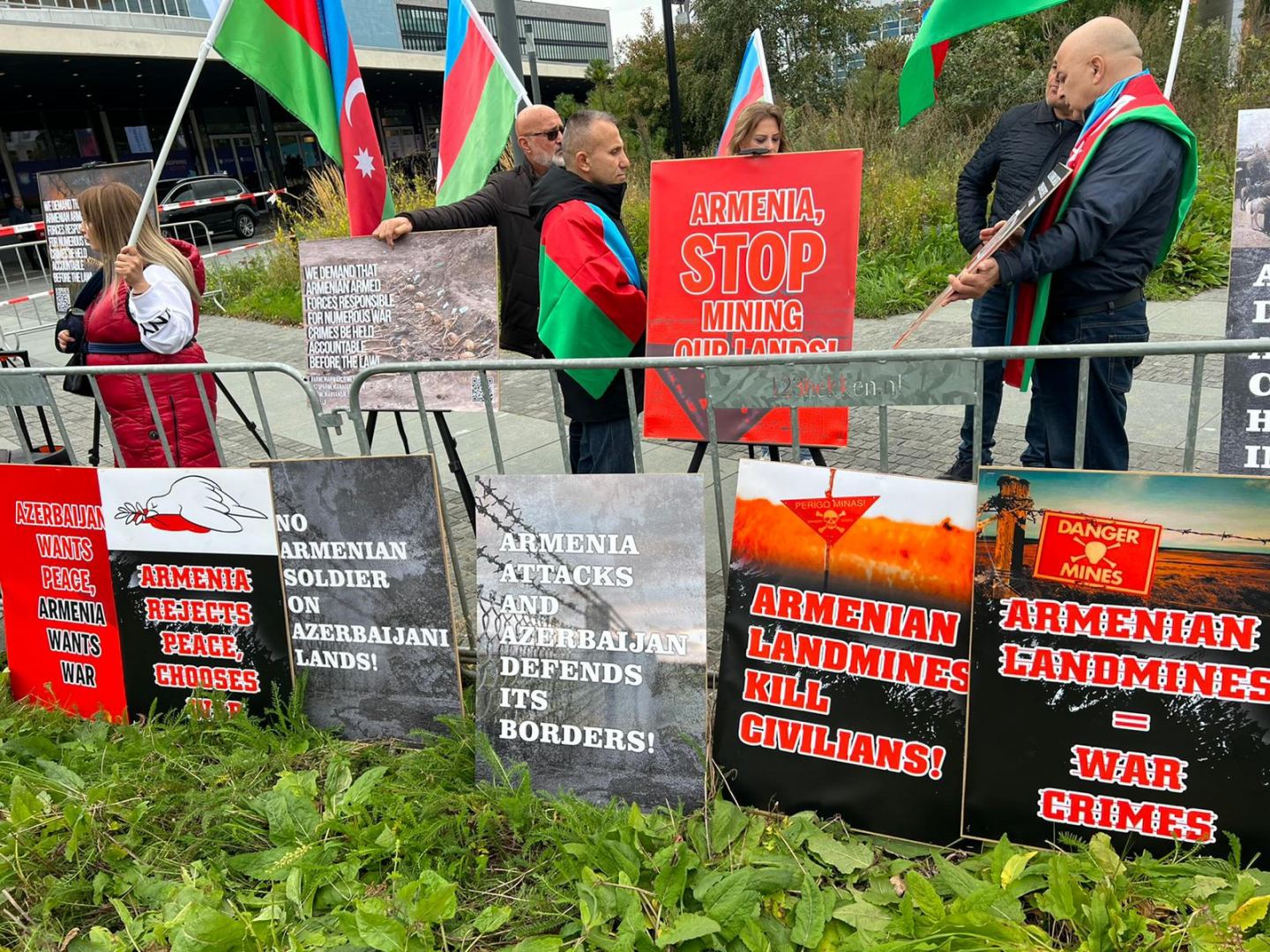 Азербайджанская община провела пикет перед посольством Армении в Нидерландах (ФОТО)