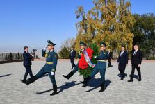 Prezident İlham Əliyev Bişkekdə “Ata-Beyit” Milli Tarixi-Memorial Kompleksini ziyarət edib (FOTO/VİDEO) (YENİLƏNİB)