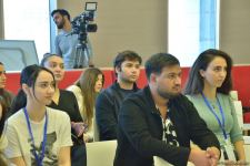 Jurnalistlər üçün “Audiovizual media mühitində universal jurnalist” mövzusunda keçirilən təlimlər yekunlaşıb (FOTO)