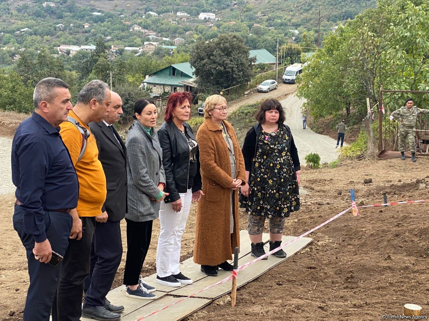 Иностранные эксперты и представители НПО посетили территорию массового захоронения в селе Эдилли (ФОТО)