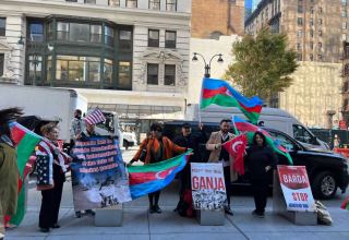 Azerbaijani community activists hold rally in front of headquarters of Human Rights Watch in New York (PHOTO)