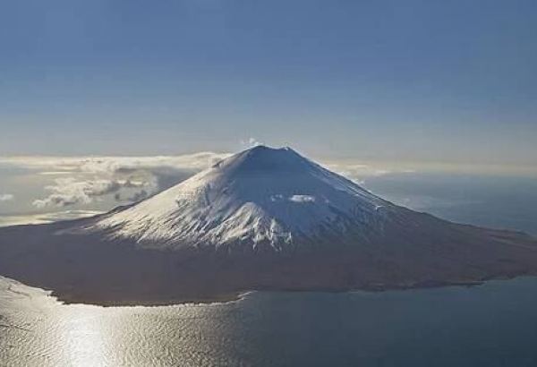 Вулкан Алаид на Северных Курилах выбросил пар с газом на 8 километров