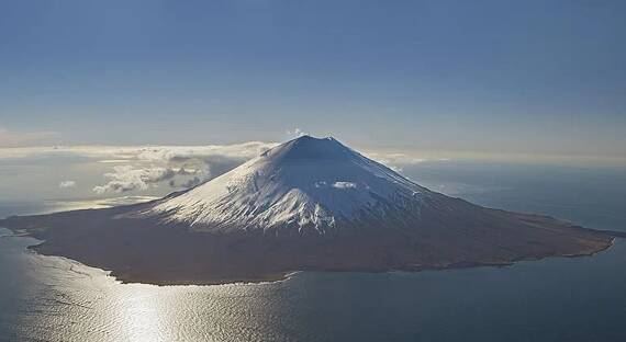 Вулкан Алаид на Северных Курилах выбросил пар с газом на 8 километров
