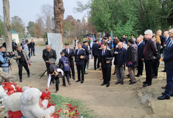 Иностранные дипломаты почтили память погибших при ракетных обстрелах Арменией Гянджи (ФОТО)