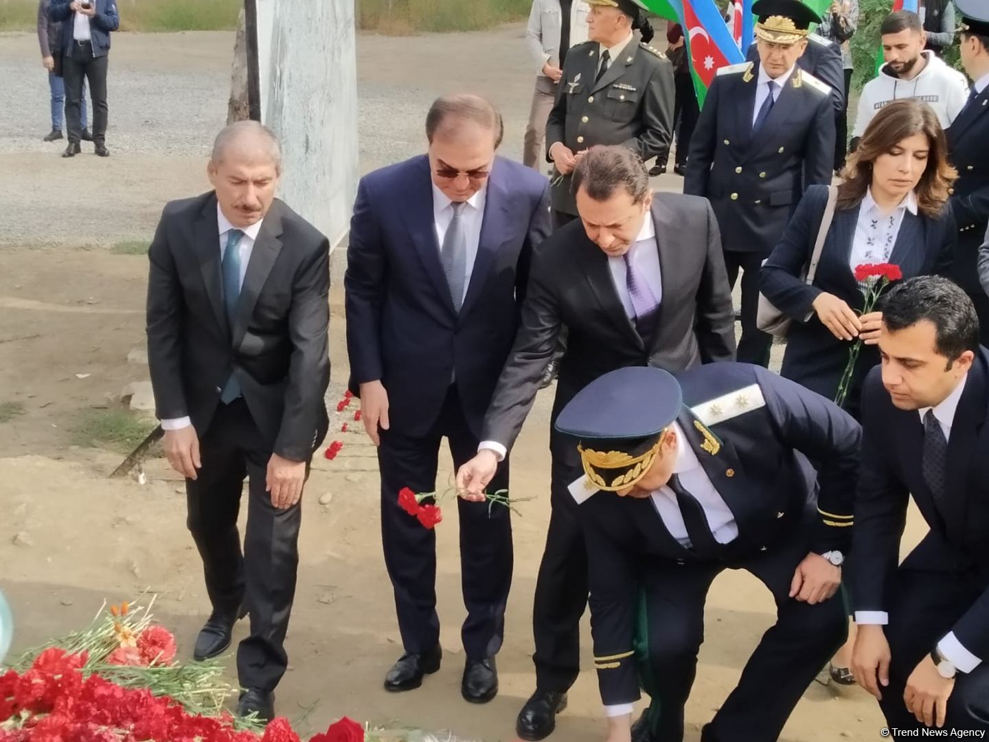 Иностранные дипломаты почтили память погибших при ракетных обстрелах Арменией Гянджи (ФОТО)