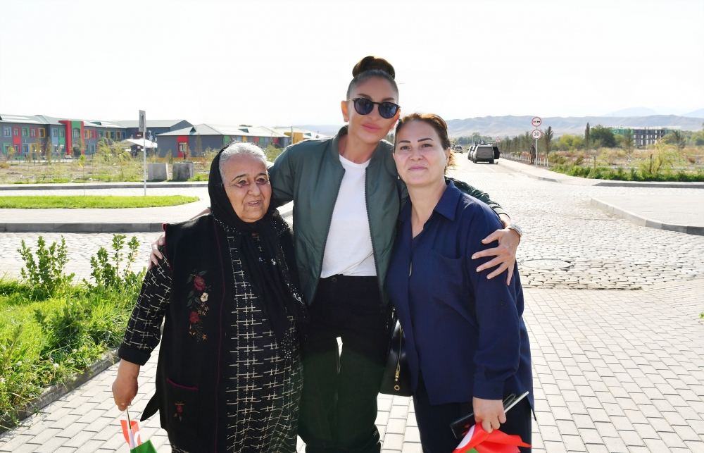 President Ilham Aliyev and First Lady Mehriban Aliyeva talk to residents of Aghali village, inquire about their conditions (PHOTO/VIDEO)