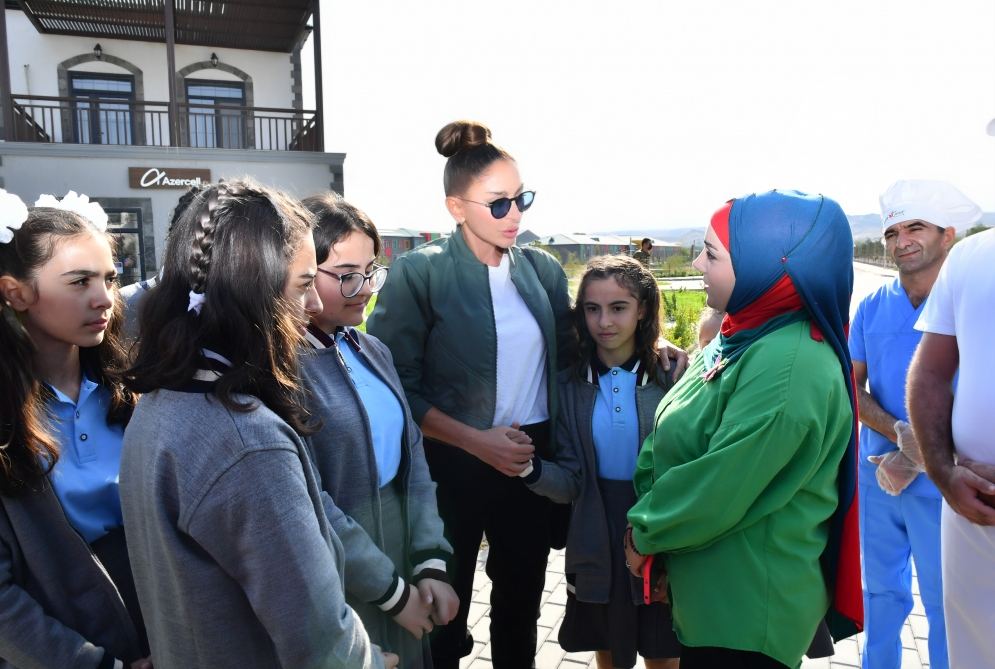 President Ilham Aliyev and First Lady Mehriban Aliyeva talk to residents of Aghali village, inquire about their conditions (PHOTO/VIDEO)