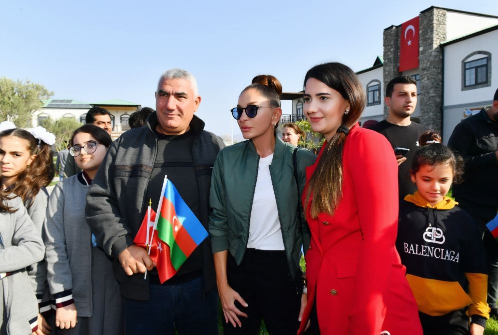 President Ilham Aliyev and First Lady Mehriban Aliyeva talk to residents of Aghali village, inquire about their conditions (PHOTO/VIDEO)