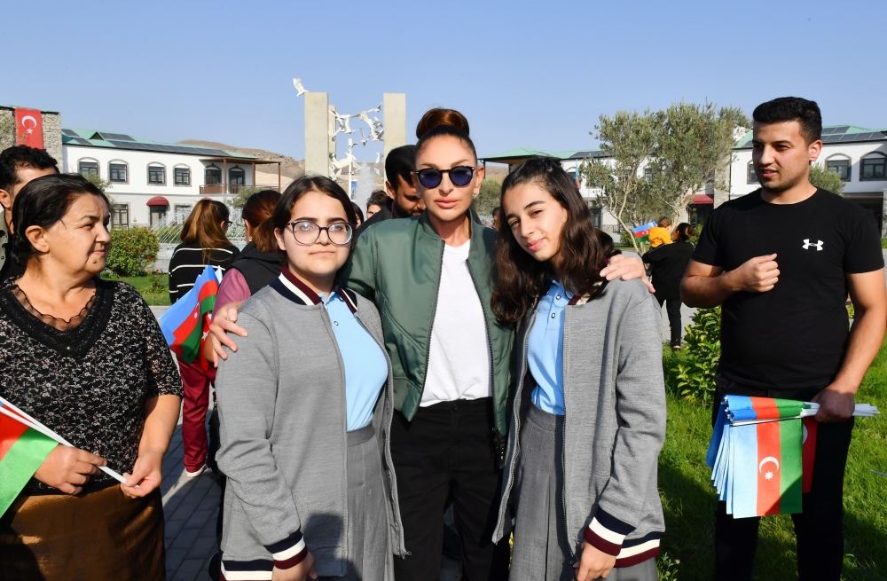 President Ilham Aliyev and First Lady Mehriban Aliyeva talk to residents of Aghali village, inquire about their conditions (PHOTO/VIDEO)