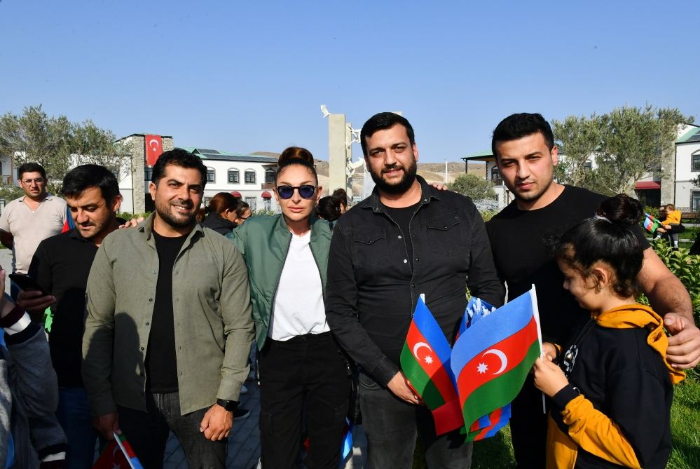 President Ilham Aliyev and First Lady Mehriban Aliyeva talk to residents of Aghali village, inquire about their conditions (PHOTO/VIDEO)