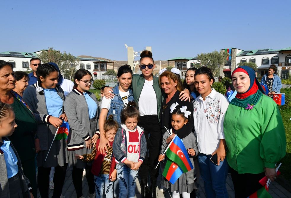 President Ilham Aliyev and First Lady Mehriban Aliyeva talk to residents of Aghali village, inquire about their conditions (PHOTO/VIDEO)