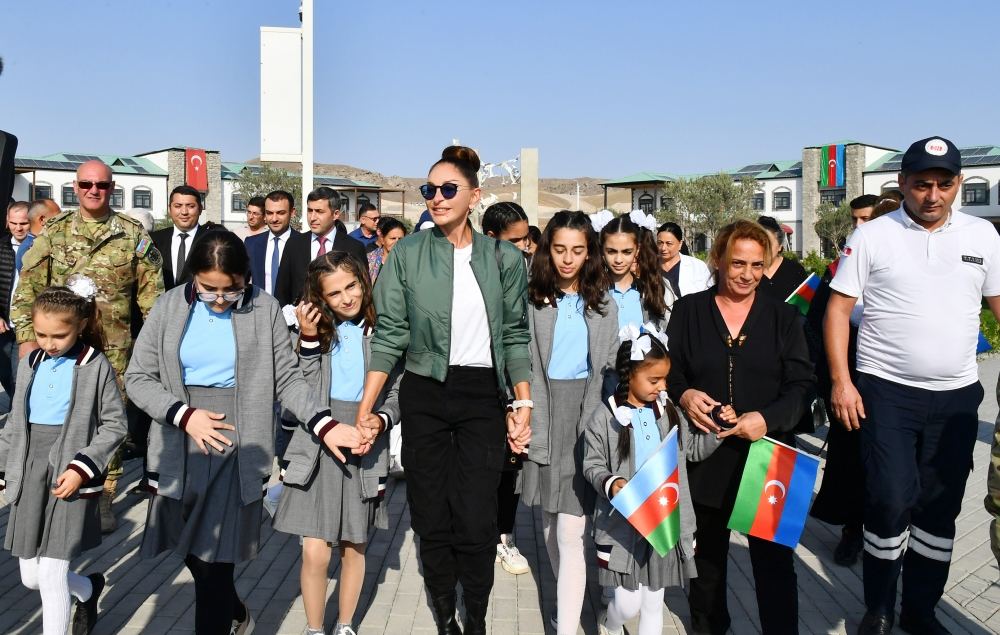 President Ilham Aliyev and First Lady Mehriban Aliyeva talk to residents of Aghali village, inquire about their conditions (PHOTO/VIDEO)