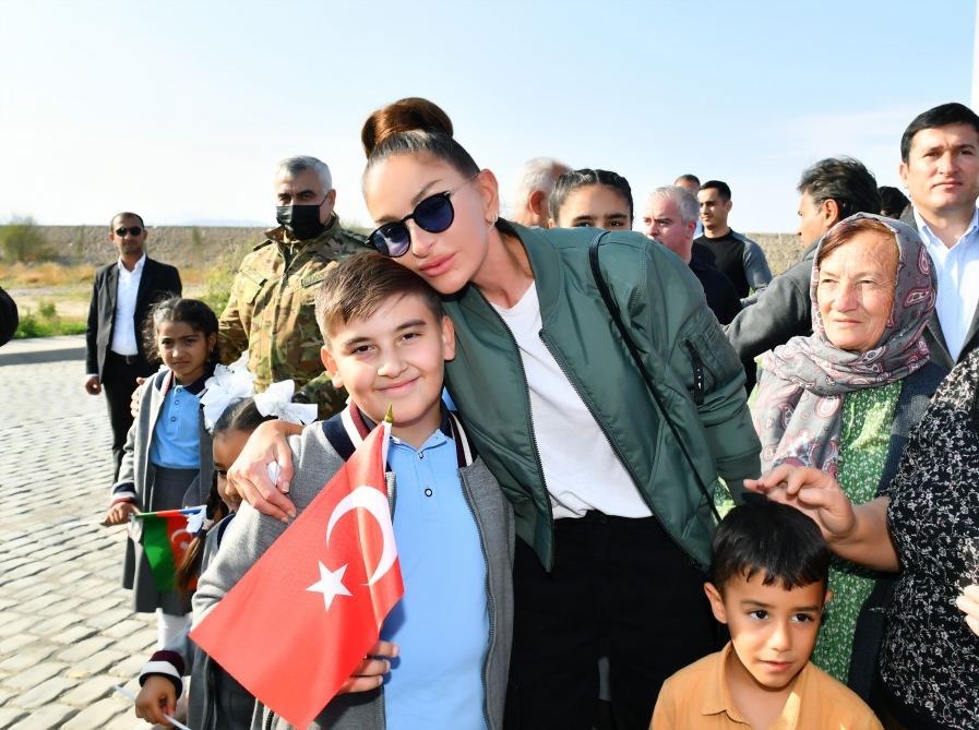 President Ilham Aliyev and First Lady Mehriban Aliyeva talk to residents of Aghali village, inquire about their conditions (PHOTO/VIDEO)