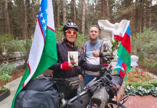 Преодолев 14 тыс. км на велосипеде,  из Ташкента в Баку приехал известный певец  Хурсанд Шеров (ВИДЕО, ФОТО)