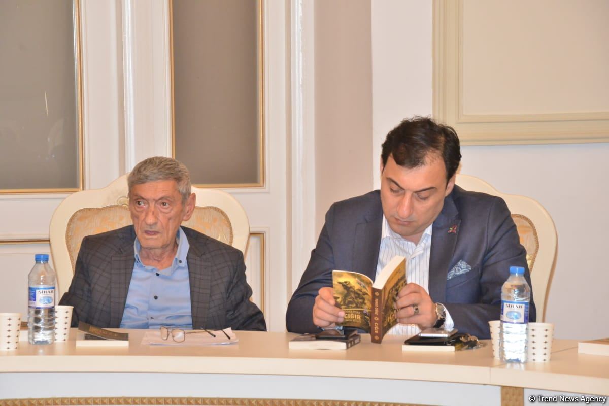 В Баку состоялась презентация исторического романа Юнуса Огуза "Cığır" (ФОТО)