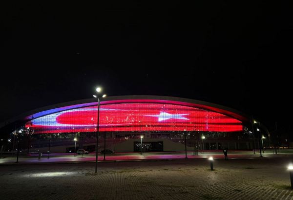 Бакинский Дворец водных видов спорта окрасился в цвета турецкого флага (ВИДЕО)