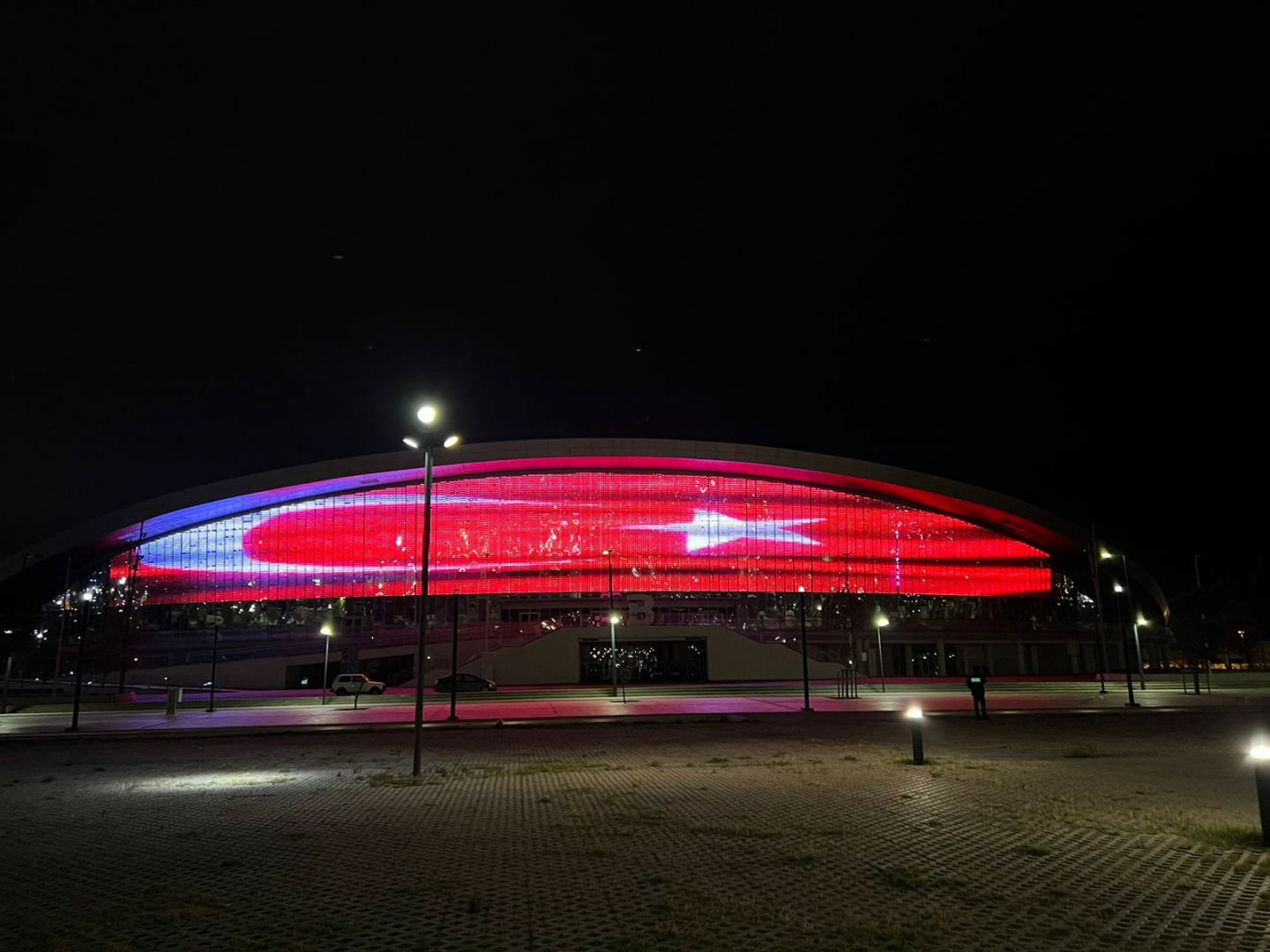 Бакинский Дворец водных видов спорта окрасился в цвета турецкого флага (ВИДЕО)