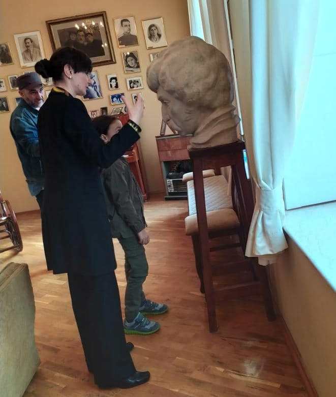 Азиза Мустафазаде вместе с сыном посетила Дом-музей Вагифа Мустафазаде (ФОТО)