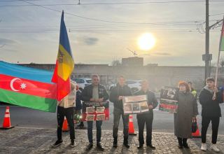 Moldovadakı azərbaycanlılar Fransa Səfirliyi qarşısında dinc aksiya keçirib (FOTO)